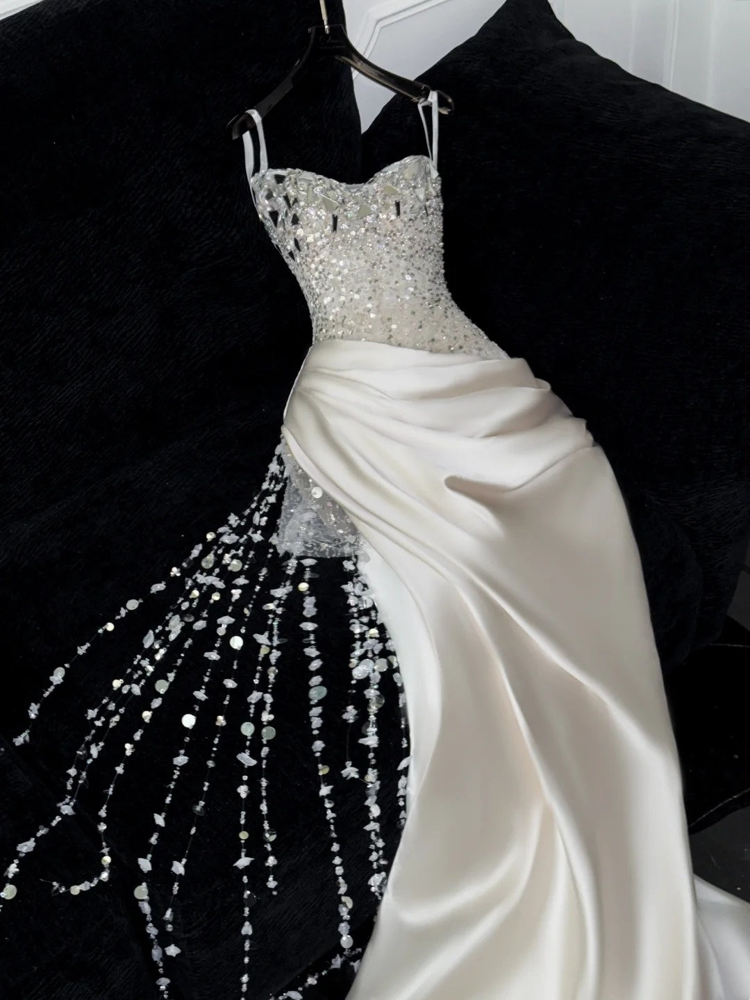 Robe de mariée sirène en satin à décolleté cœur, ornée de perles, coupe ajustée, style conte de fées, AU611
