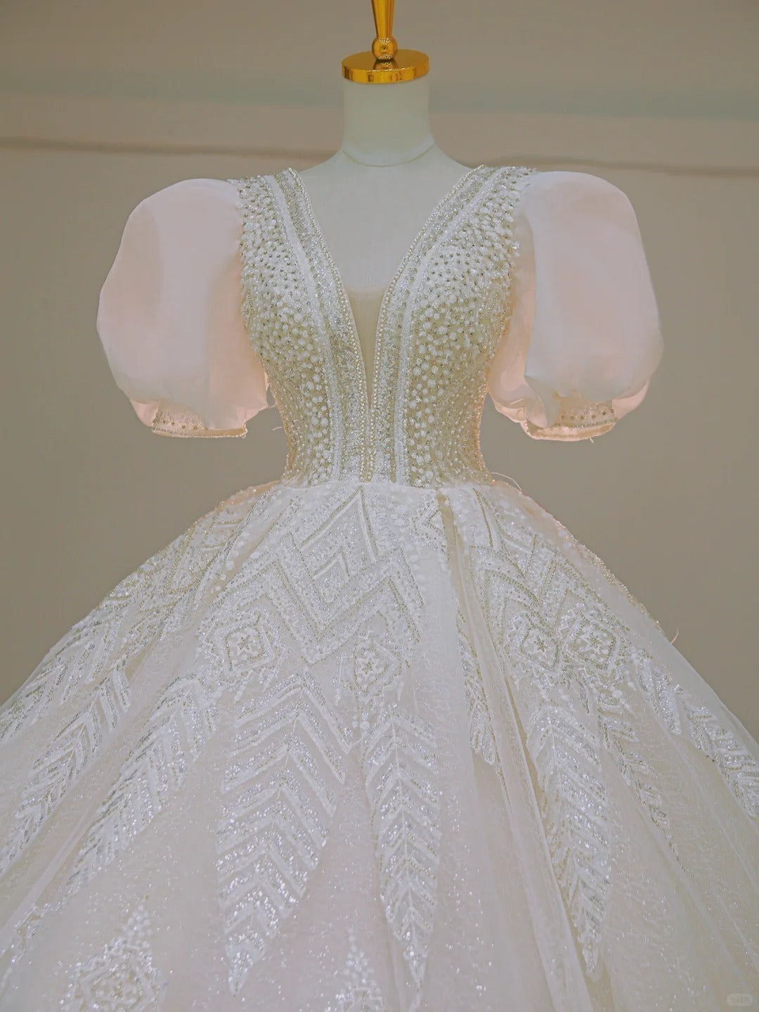 Robe de mariée blanche longue et féerique à paillettes, col en V, manches courtes, style conte de fées, AU879
