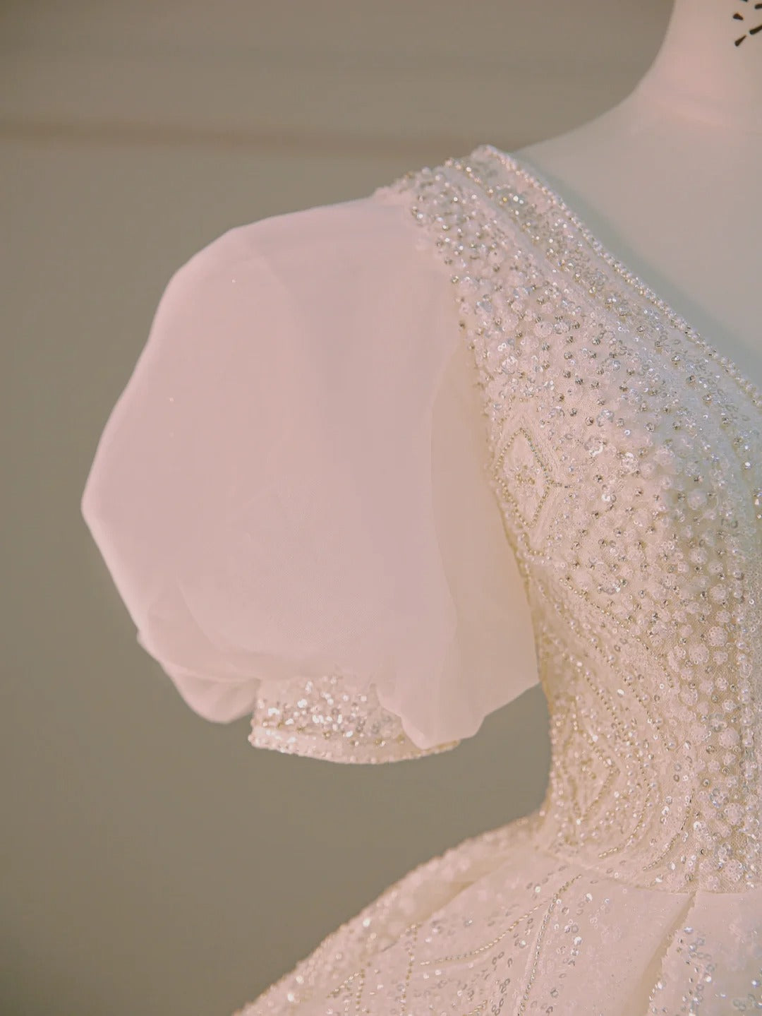 Robe de mariée blanche longue et féerique à paillettes, col en V, manches courtes, style conte de fées, AU879