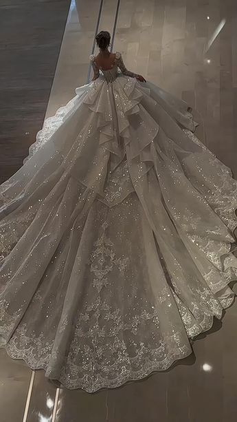 Ethereal Ball Gown Square Neck Long Sleeves Tulle White Long Wedding Dress Beautiful Formal Brides Gown Wedding Dresses B02