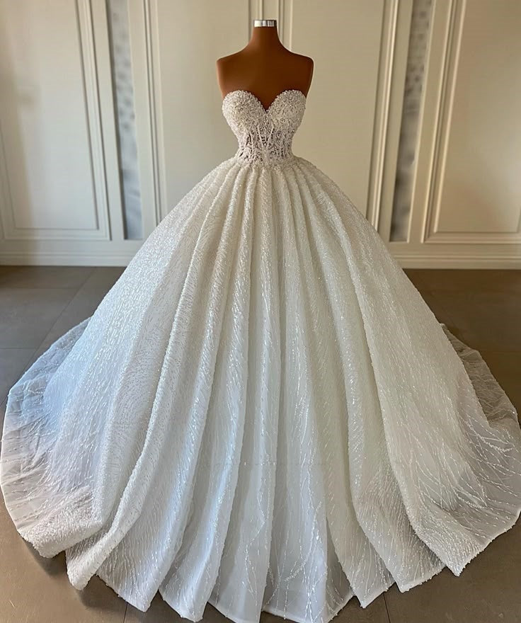 Robe de mariée élégante à paillettes et perles blanches, décolleté en cœur, robe de bal, robe de mariée de style féerique, B118
