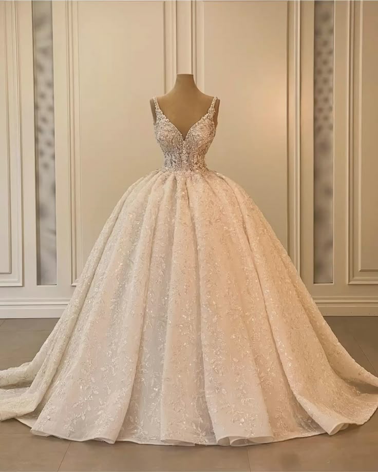 Romantic Ball Gown Straps White Lace Long Wedding Dress Fairy Formal Brides Gown Wedding Dresses B133