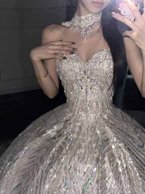 Robe de mariée longue à paillettes blanches, décolleté en cœur, style féerique, à volants, B151