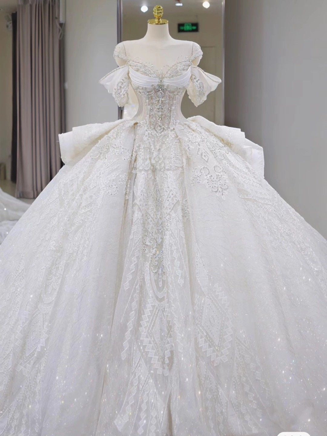 Princess Ball Gown Off The Shoulder Short Sleeves Long Lace Crystal White Wedding Dress Dream Formal Wedding Dresses B166