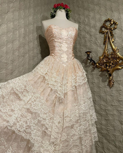 Robe de mariée élégante en dentelle, décolleté en cœur, longue, volants, style conte de fées, B182