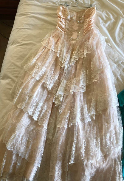 Robe de mariée élégante en dentelle, décolleté en cœur, longue, volants, style conte de fées, B182