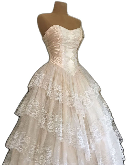 Robe de mariée élégante en dentelle, décolleté en cœur, longue, volants, style conte de fées, B182