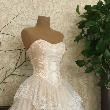 Robe de mariée élégante en dentelle, décolleté en cœur, longue, volants, style conte de fées, B182