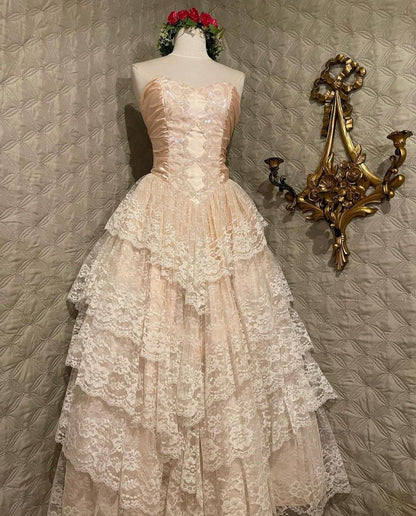 Robe de mariée élégante en dentelle, décolleté en cœur, longue, volants, style conte de fées, B182