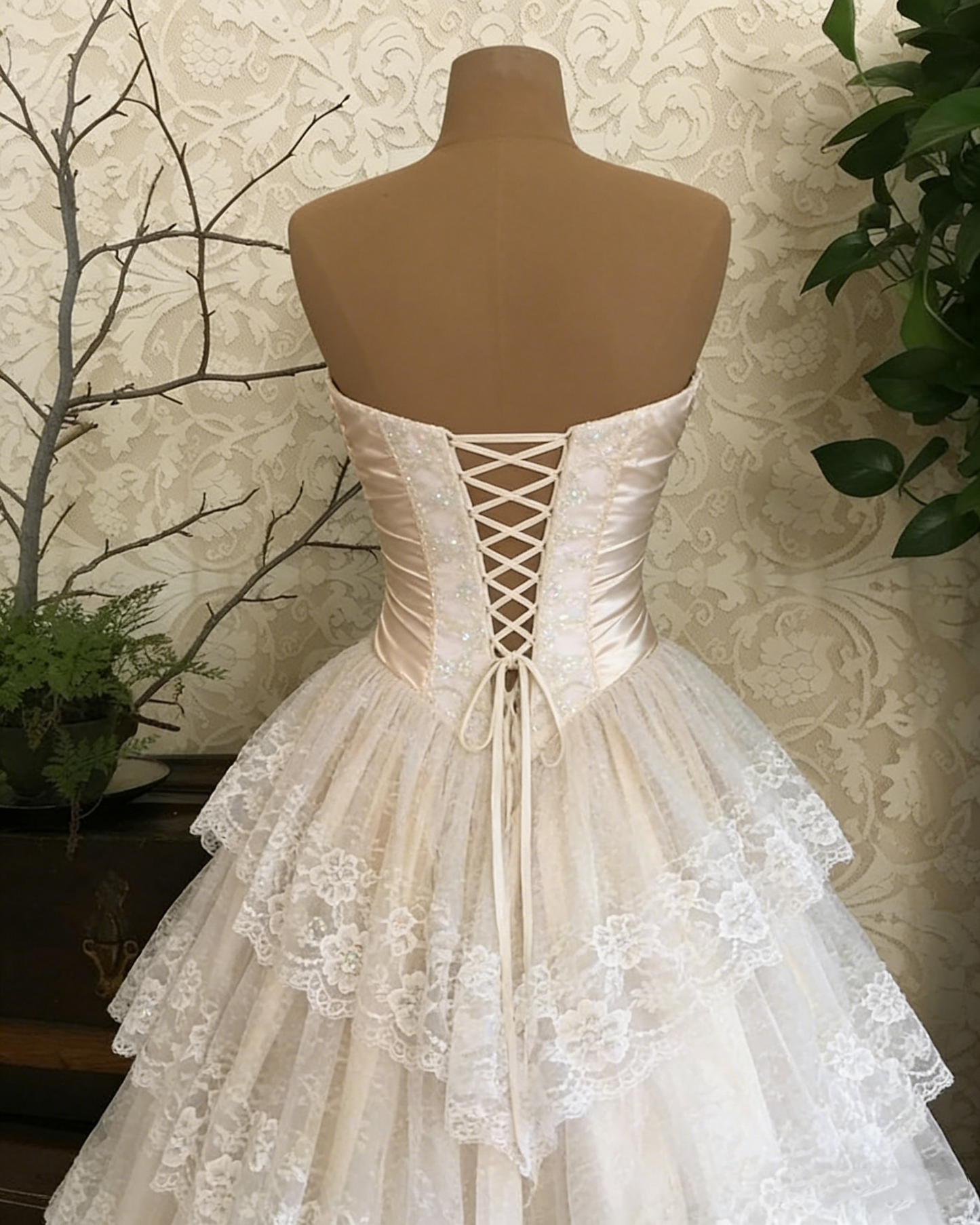 Robe de mariée élégante en dentelle, décolleté en cœur, longue, volants, style conte de fées, B182