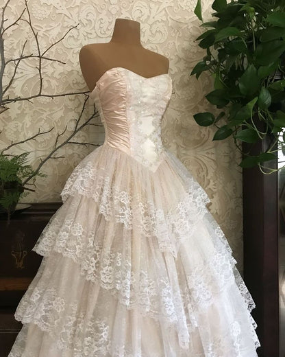 Robe de mariée élégante en dentelle, décolleté en cœur, longue, volants, style conte de fées, B182