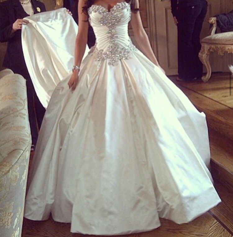 Robe de mariée vintage en satin, décolleté en cœur, longue, avec appliques en dentelle, style conte de fées, B184