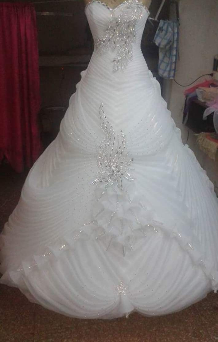 Robe de mariée longue style sirène vintage, décolleté en cœur, volants, perles argentées, blanche, style rétro, B223