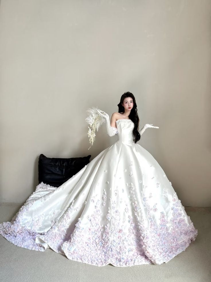 Ethereal Ballkleid Trägerlosen Hals Weiß Satin Lila Blumen Langes Brautkleid Fee Formale Bräute Kleid Brautkleider B25