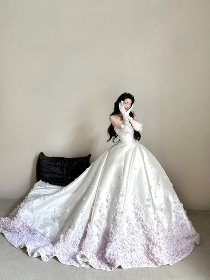 Ethereal Ballkleid Trägerlosen Hals Weiß Satin Lila Blumen Langes Brautkleid Fee Formale Bräute Kleid Brautkleider B25
