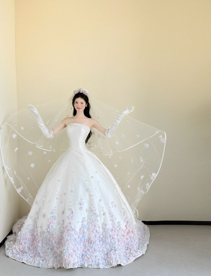 Ethereal Ballkleid Trägerlosen Hals Weiß Satin Lila Blumen Langes Brautkleid Fee Formale Bräute Kleid Brautkleider B25
