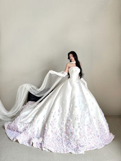 Ethereal Ballkleid Trägerlosen Hals Weiß Satin Lila Blumen Langes Brautkleid Fee Formale Bräute Kleid Brautkleider B25