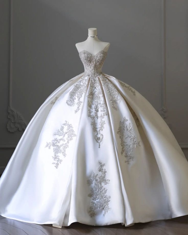 Bescheidenes Ballkleid Herzförmiger Ausschnitt Weiß Satin Applikationen Langes Brautkleid Fee Formale Bräute Kleid Brautkleider B31
