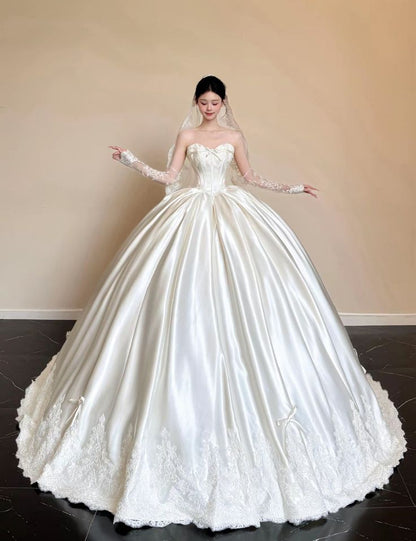 Robe de mariée longue en satin blanc et dentelle, col en cœur, style féerique, robe de bal modeste, B34