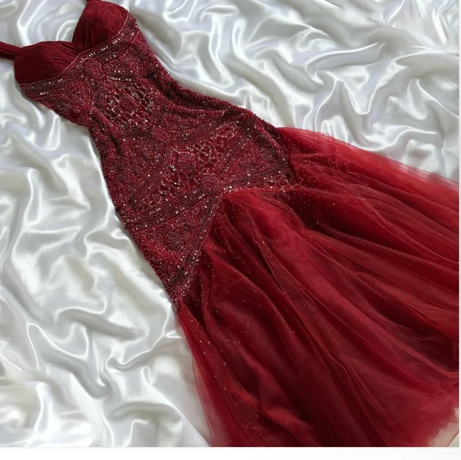 Elegantes Meerjungfrauen-Kleid aus burgunderrotem Tüll mit Perlen für Damen – langes, formelles Ballkleid zum 22. Geburtstag (AB1363)
