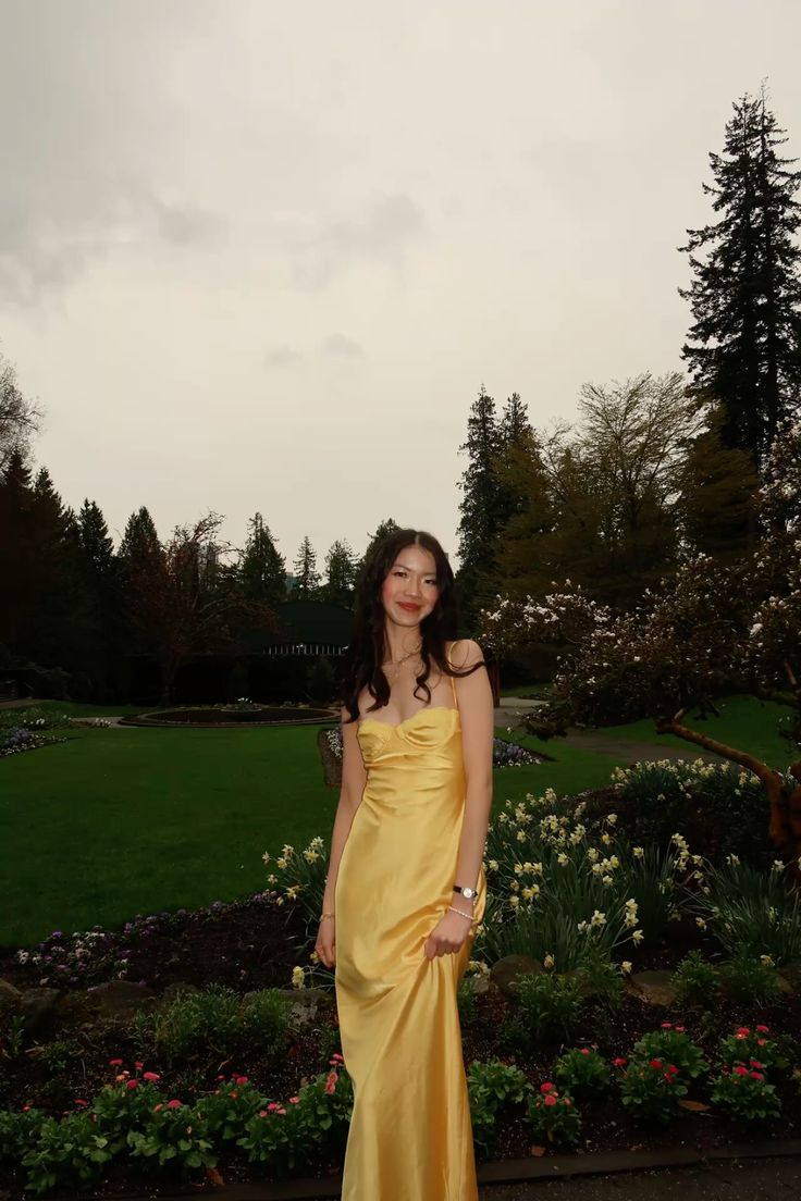 Superbe robe de bal trapèze en satin jaune à bretelles spaghetti, inspiration 2026, robe de bal princesse, robe de remise de diplôme B396