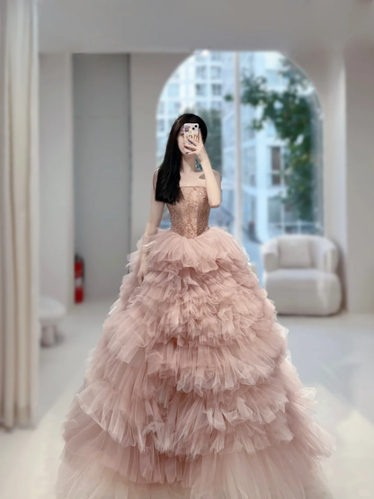 Einzigartiges trägerloses Ballkleid aus rosa Tüll mit mehrlagigem, langem Design, ideal für Abschlussball, Quinceañera, Sweet 15, 16 und Geburtstag (AB886)