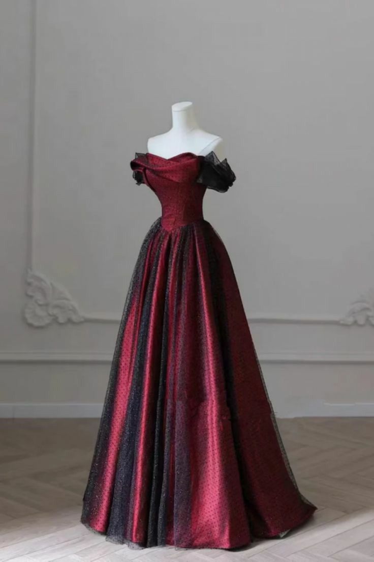 Elegantes A-Linien-Abendkleid aus schulterfreiem, bodenlangem Tüll in Schwarz und Burgunderrot – Inspiration für lange Ballkleider B407