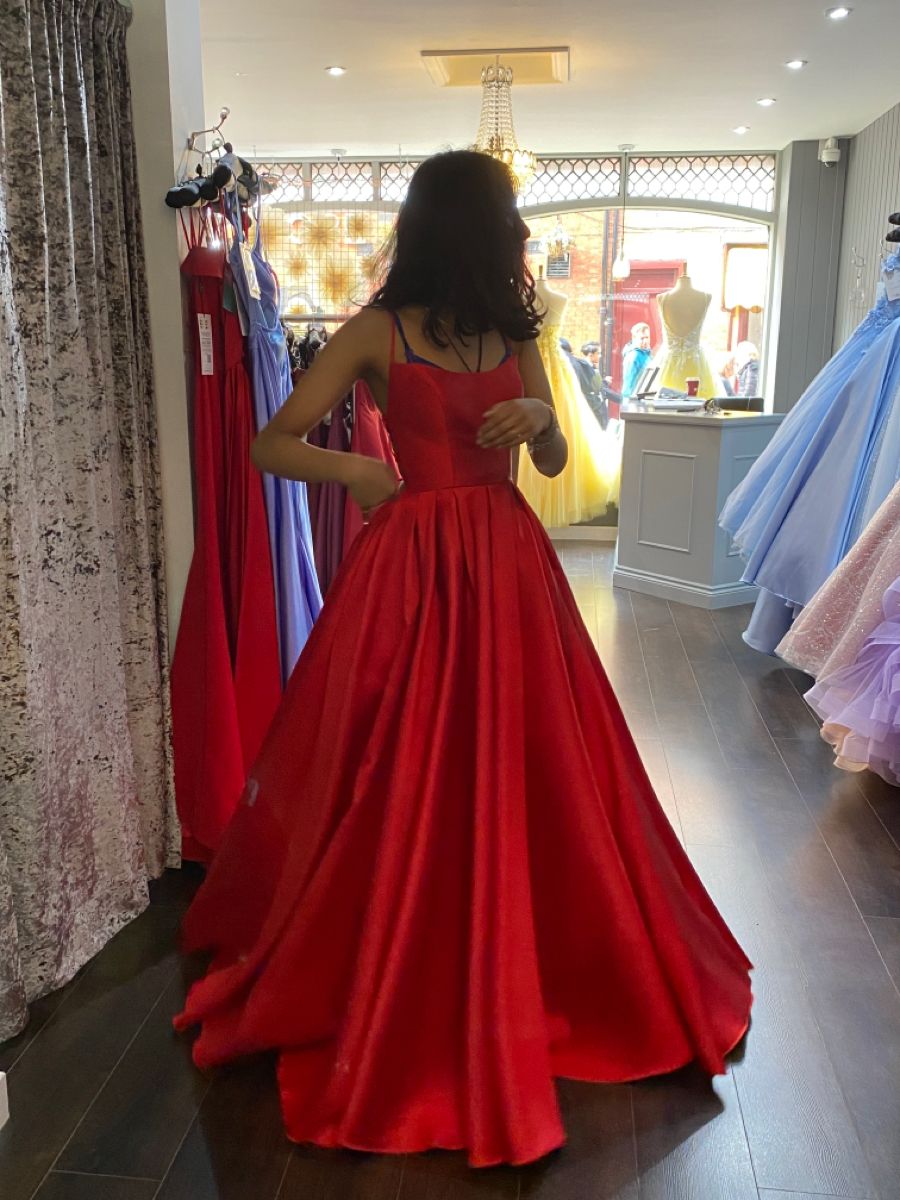 Robe de bal élégante en satin rouge, coupe trapèze, bretelles spaghetti, dos nu, longueur au sol, inspiration, robe de soirée longue, B417