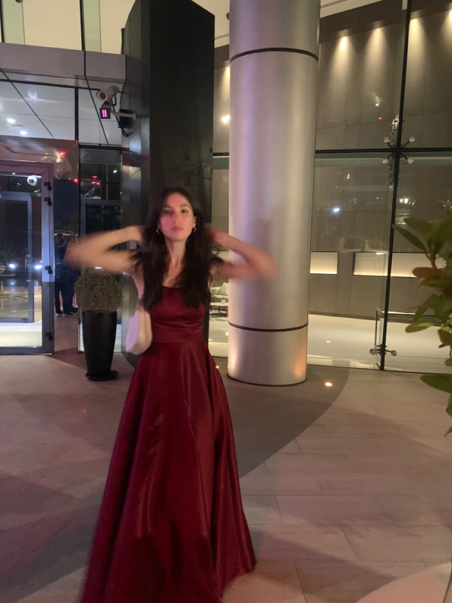 Einfache A-Linie Spaghettiträger Burgund Satin Rückenfrei Bodenlang Ballkleid Inspiration Lange Party Ballkleider B421