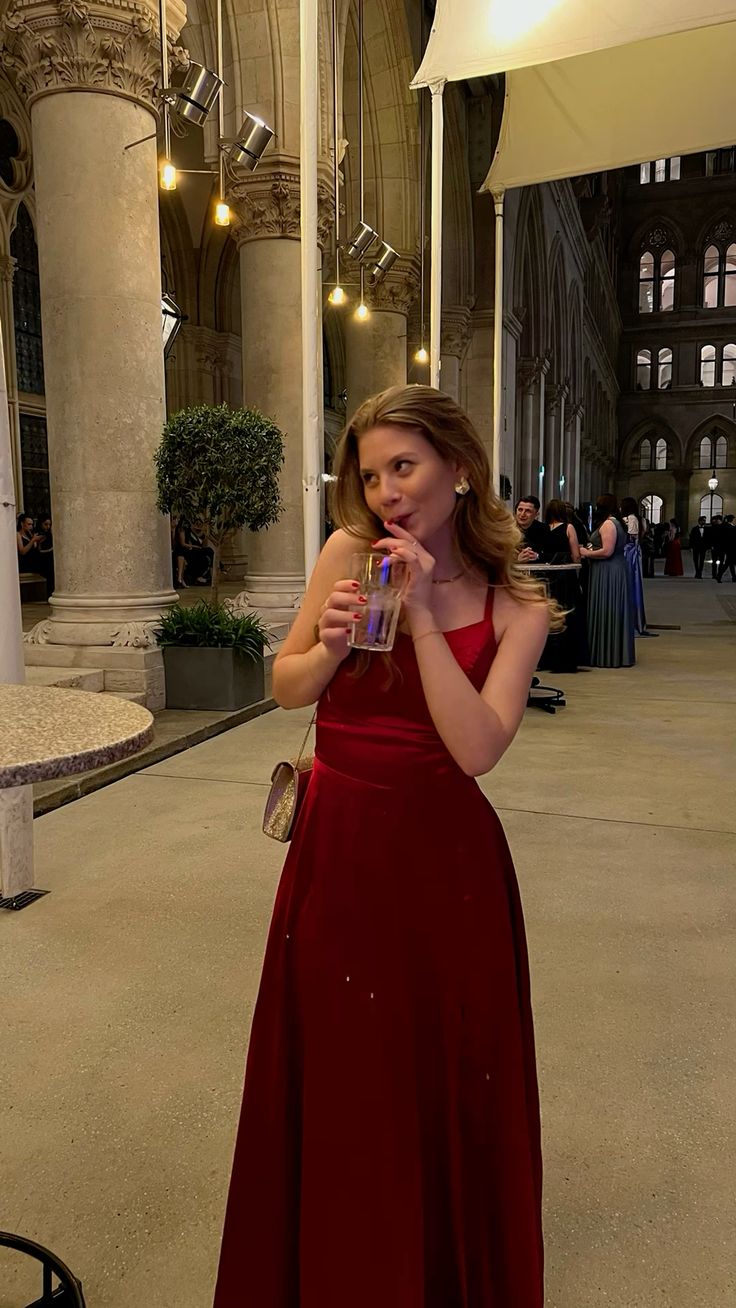 Robe de bal simple en satin bordeaux, coupe licou, longue et longue au sol, inspiration robes de soirée B422