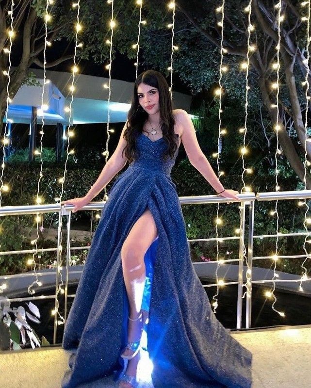 Robe de bal longue à paillettes, coupe trapèze, bretelles spaghetti, bleu roi, fendue au sol, inspiration robe de soirée B451