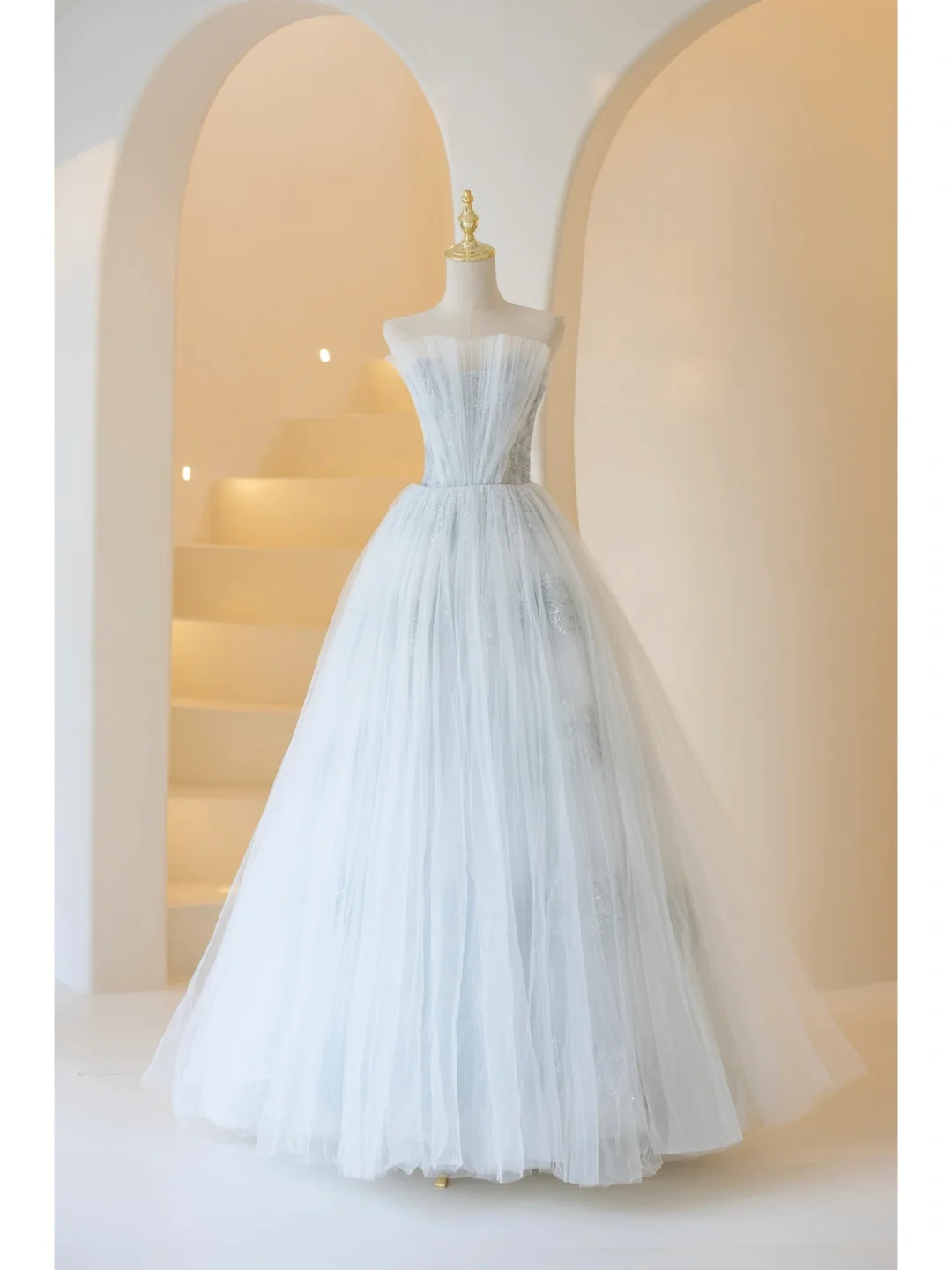 Robe de bal bustier bleu ciel clair en tulle, longue et ravissante, idéale pour un 20e anniversaire. Référence AB907.