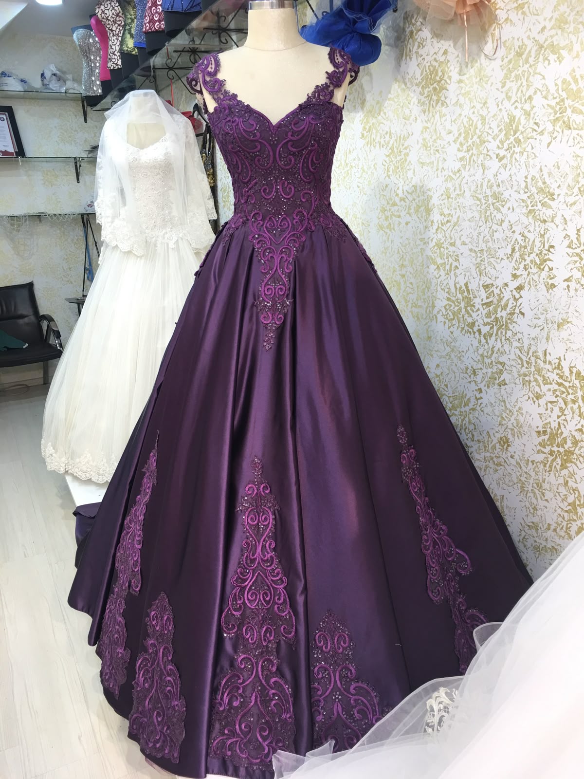Robe de bal élégante en satin violet foncé, décolleté en cœur, robe de soirée d'inspiration princesse, robe de remise de diplôme B635