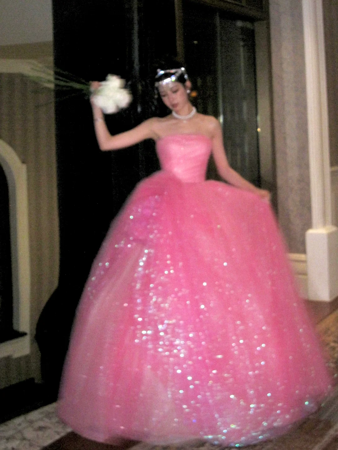 Glitzerndes, trägerloses, langes, pinkfarbenes Pailletten-Ballkleid für Quinceañera, Geburtstag, Sweet 15 und 16 (Luxus-Outfit Nr. 74)