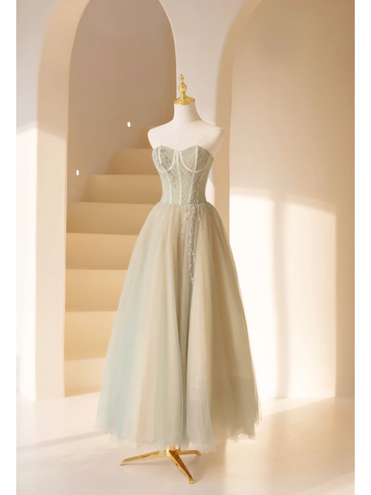 Robe de bal bustier vert clair en tulle, longue et ravissante, idéale pour un 20e anniversaire. Référence AB909.