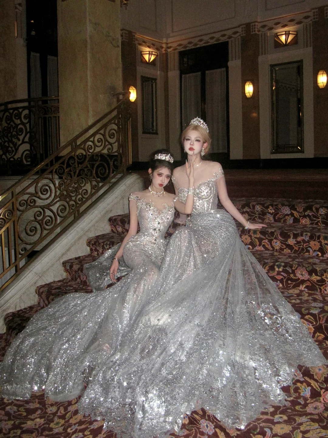 Luxuriöses Brautkleid im Meerjungfrauenstil mit perlenbesetztem Oberteil und silbernen Pailletten, figurbetontes Brautkleid Nr. 77