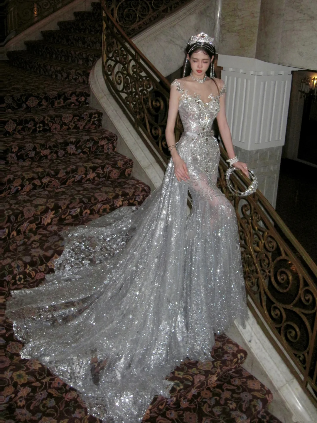 Robe de mariée sirène luxueuse à col rond ornée de perles, de pierres précieuses et de sequins argentés, coupe ajustée, référence N073
