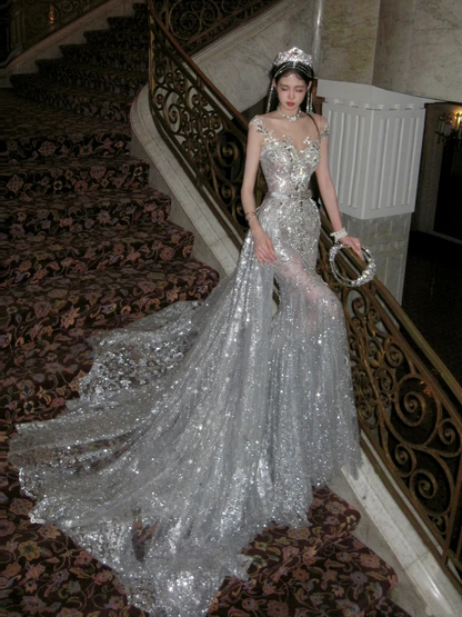 Robe de mariée sirène luxueuse à col rond ornée de perles, de pierres précieuses et de sequins argentés, coupe ajustée, référence N073