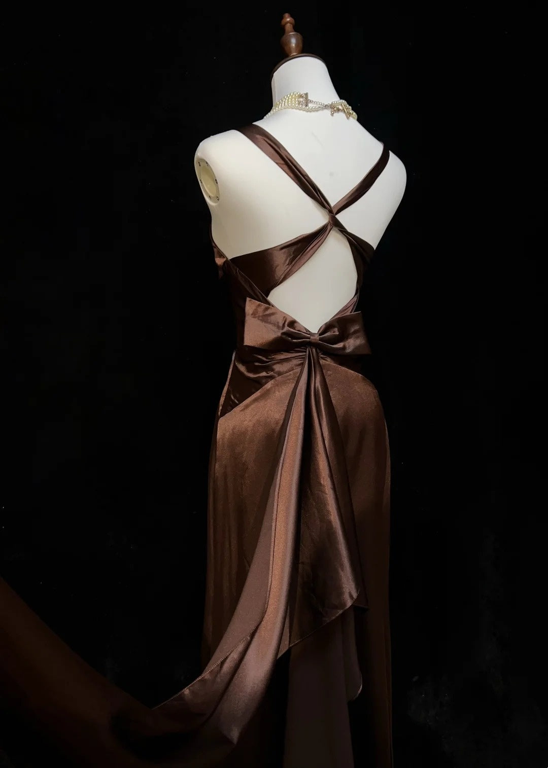 Robes de bal vintage Trapèze Licou Marron Dos nu Satin Plissé Années 50 Longue Robe de soirée N2601