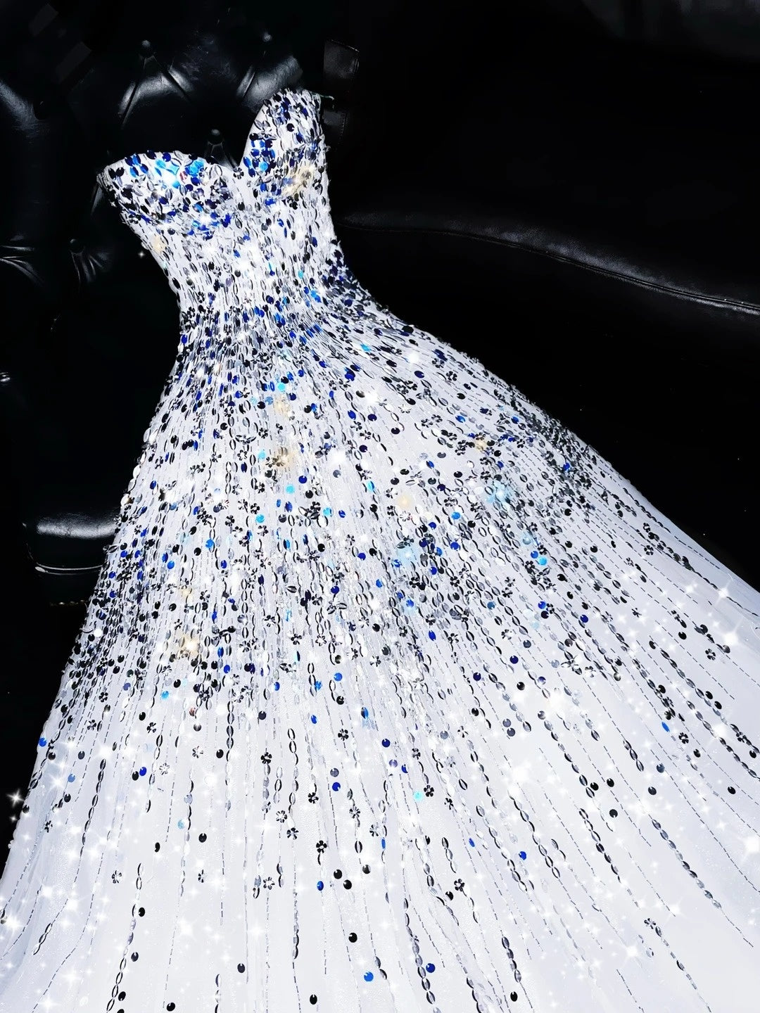 Funkelndes Ballkleid mit herzförmigem Dekolleté, weißem, perlenbesetztem Oberteil, langes Abendkleid, formelles Kleid N542