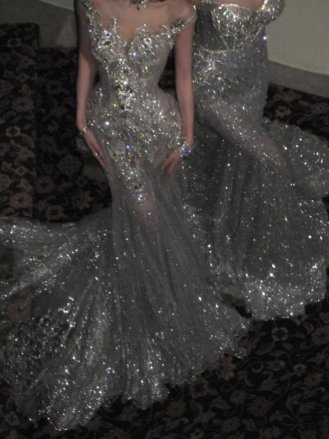 Luxuriöses Brautkleid im Meerjungfrauenstil mit perlenbesetztem Oberteil und silbernen Pailletten, figurbetontes Brautkleid Nr. 77