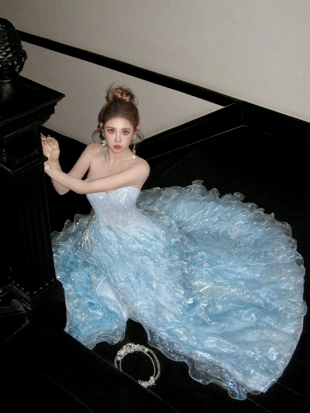 Elegantes, schulterfreies Ballkleid aus blauem Organza mit langen Cape-Ärmeln, gestuftem Lagenrock, ästhetisches langes Abendkleid für Abschlussfeiern N054