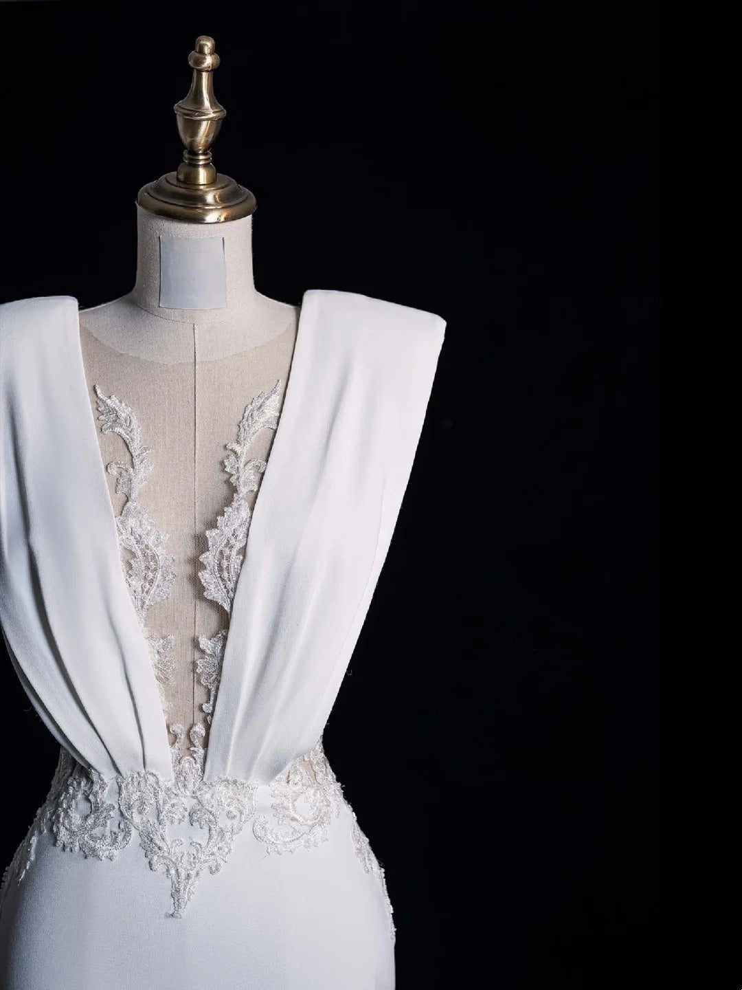 Schlichtes Meerjungfrauen-Brautkleid mit V-Ausschnitt, ärmellos, aus weißer Spitze, Satin, märchenhaft, Herbst-Brautkleid N544