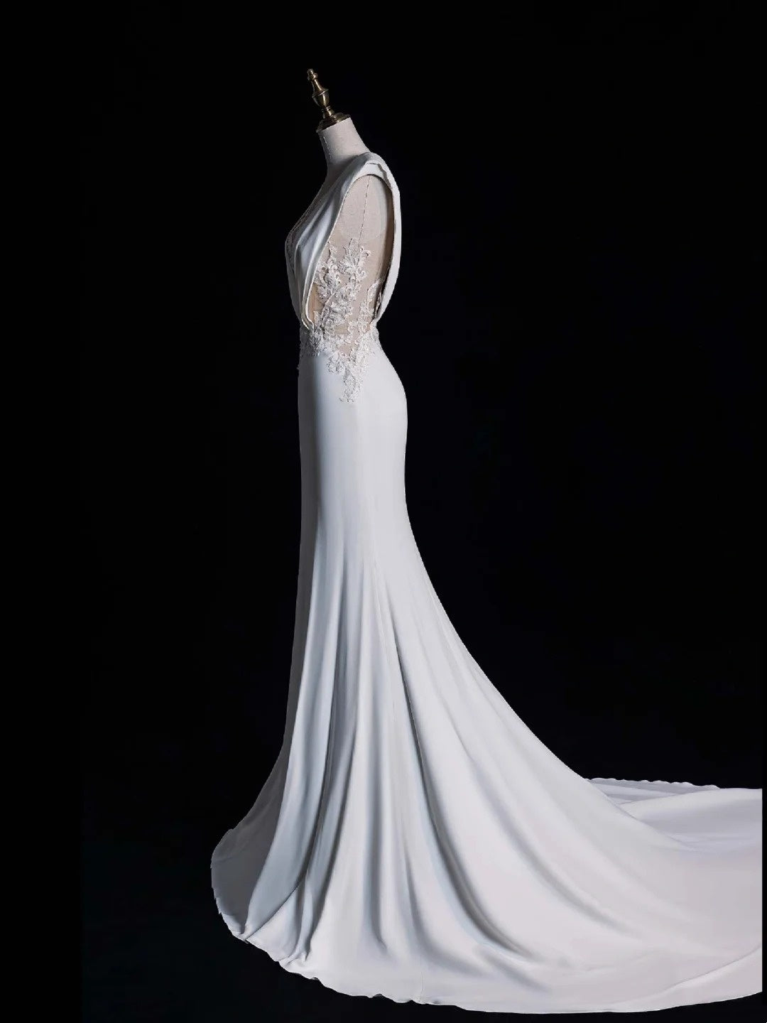 Schlichtes Meerjungfrauen-Brautkleid mit V-Ausschnitt, ärmellos, aus weißer Spitze, Satin, märchenhaft, Herbst-Brautkleid N544