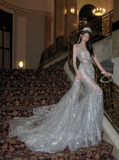 Robe de mariée sirène luxueuse à col rond ornée de perles, de pierres précieuses et de sequins argentés, coupe ajustée, référence N073