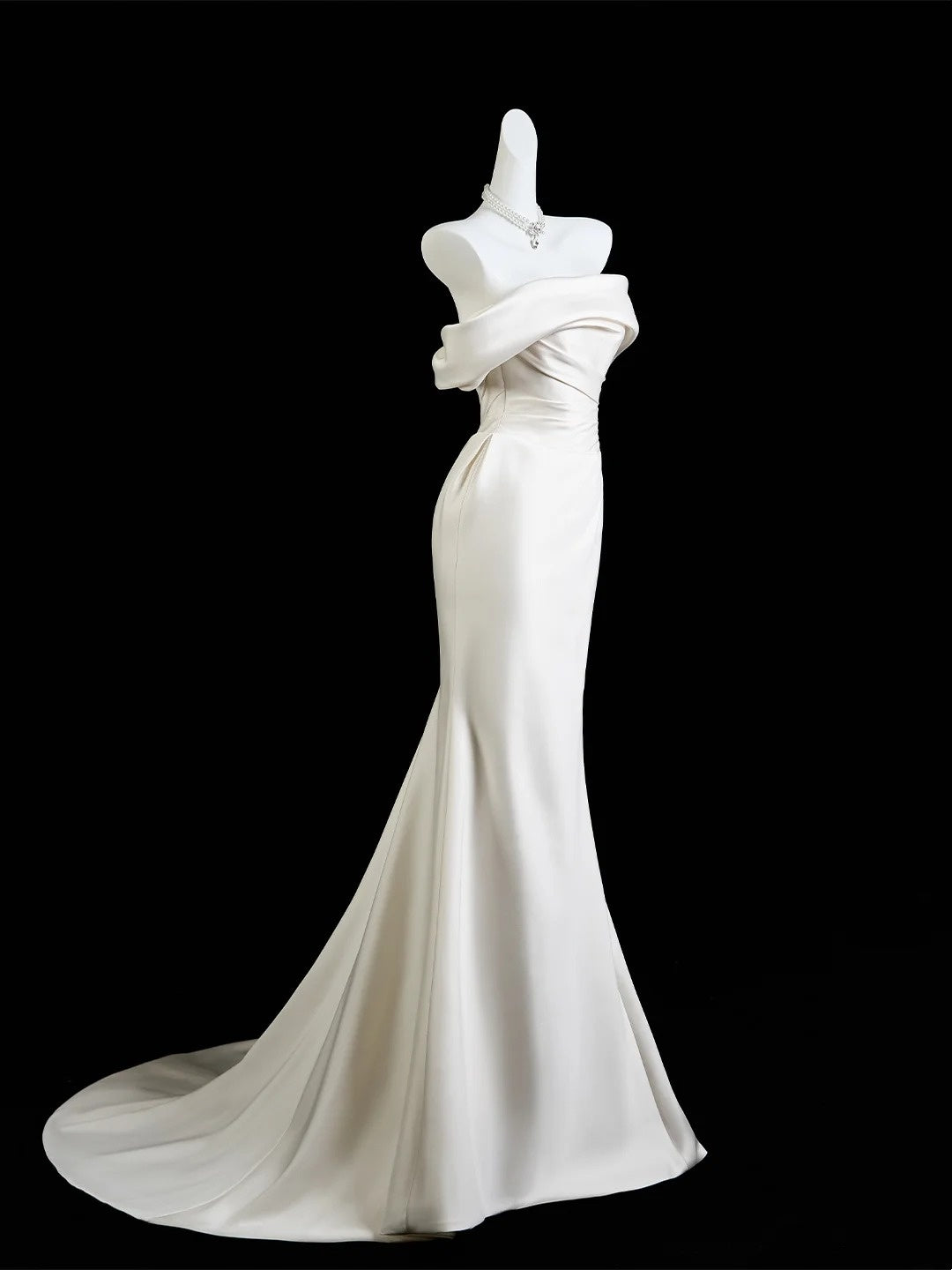 Robe de mariée sirène classique en satin blanc à épaules dénudées et manches courtes, coupe ajustée N233