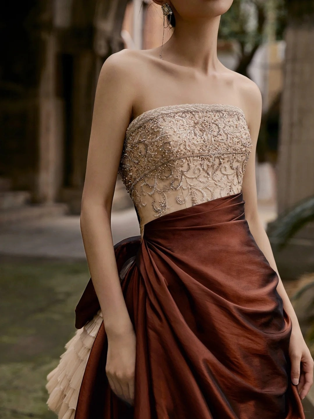 Elegantes, trägerloses Ballkleid mit champagnerfarbenem, perlenbesetztem Oberteil und braunem Rock – langes Abendkleid für formelle Anlässe (N272)