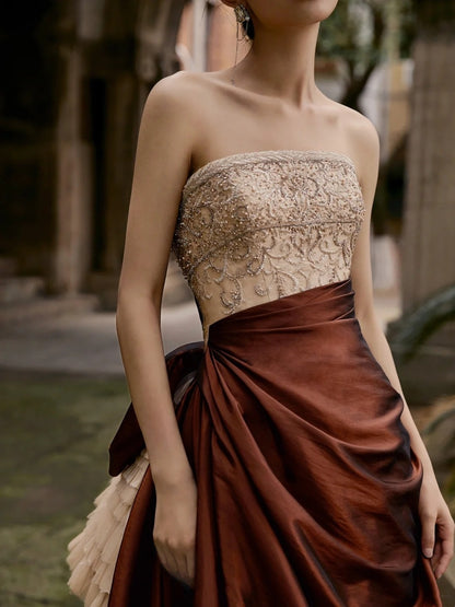Elegantes, trägerloses Ballkleid mit champagnerfarbenem, perlenbesetztem Oberteil und braunem Rock – langes Abendkleid für formelle Anlässe (N272)