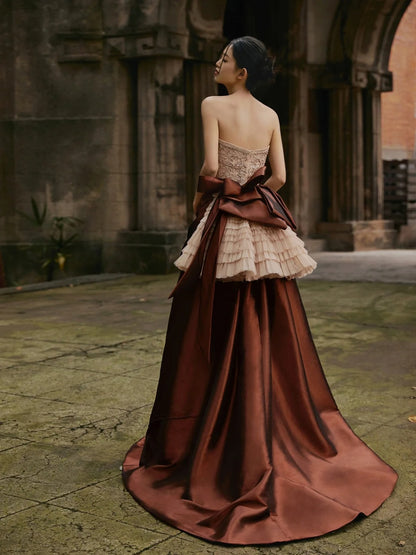 Elegantes, trägerloses Ballkleid mit champagnerfarbenem, perlenbesetztem Oberteil und braunem Rock – langes Abendkleid für formelle Anlässe (N272)