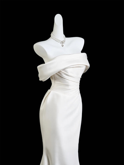 Robe de mariée sirène classique en satin blanc à épaules dénudées et manches courtes, coupe ajustée N233